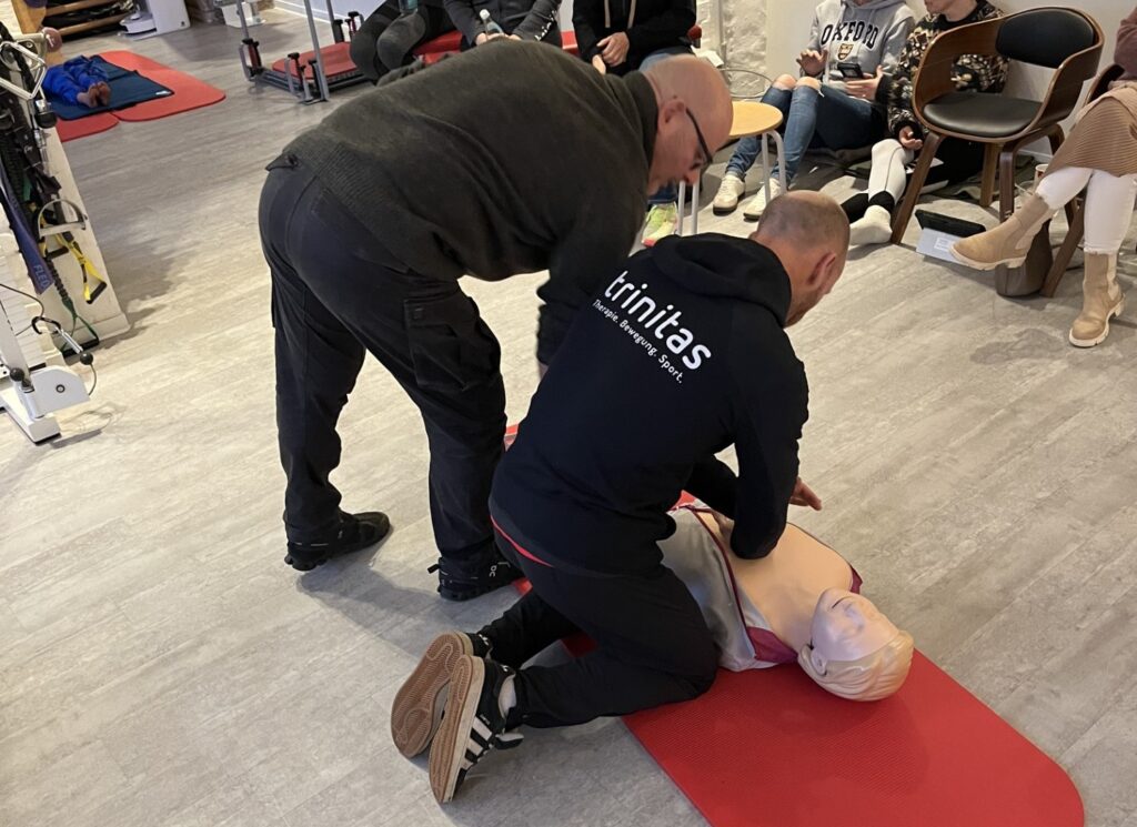 Ein Mann macht an einer Puppe eine Herz-Lungen-Wiederbelebung