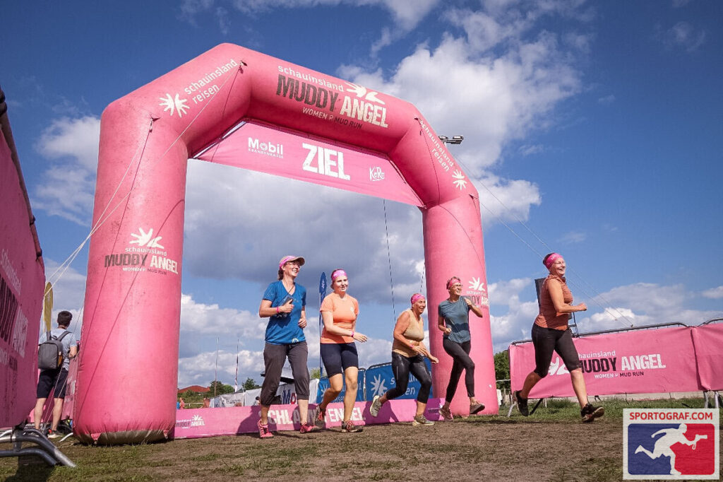 Unsere Damen von der Rezeption beim Zieleinlauf des Muddy Angels Run