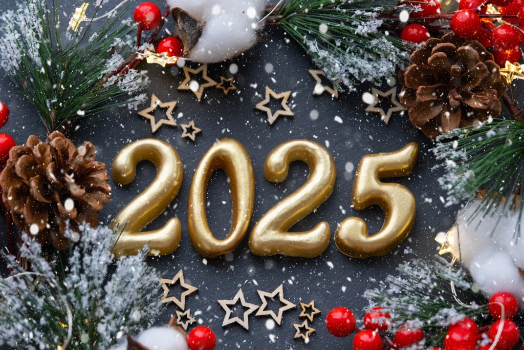 Die Jahreszahl 2025 mit Weihnachtsdeko