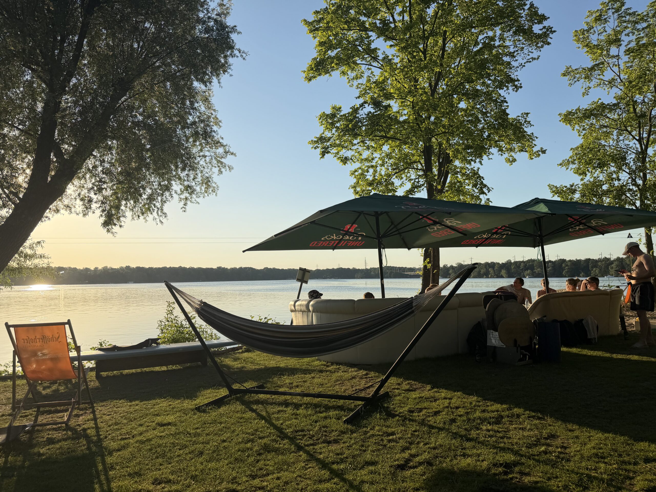 templiner see, Hängematte, Mitarbeiter im Hintergrund