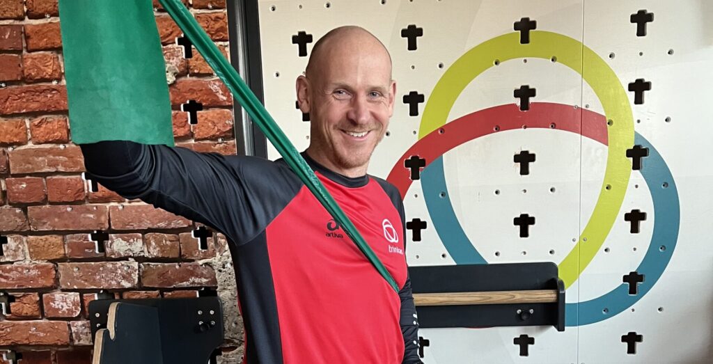 Unser Therapeut Christian mit Theraband