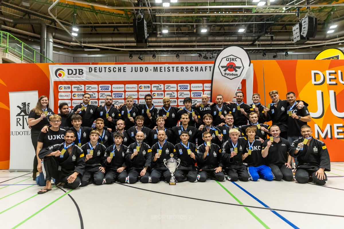 Mannschaft des UJKC Potsdam mit den Siegermedaillen