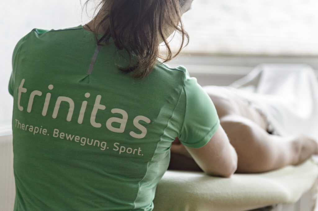 trinitas-Therapeutin bei der Behandlung