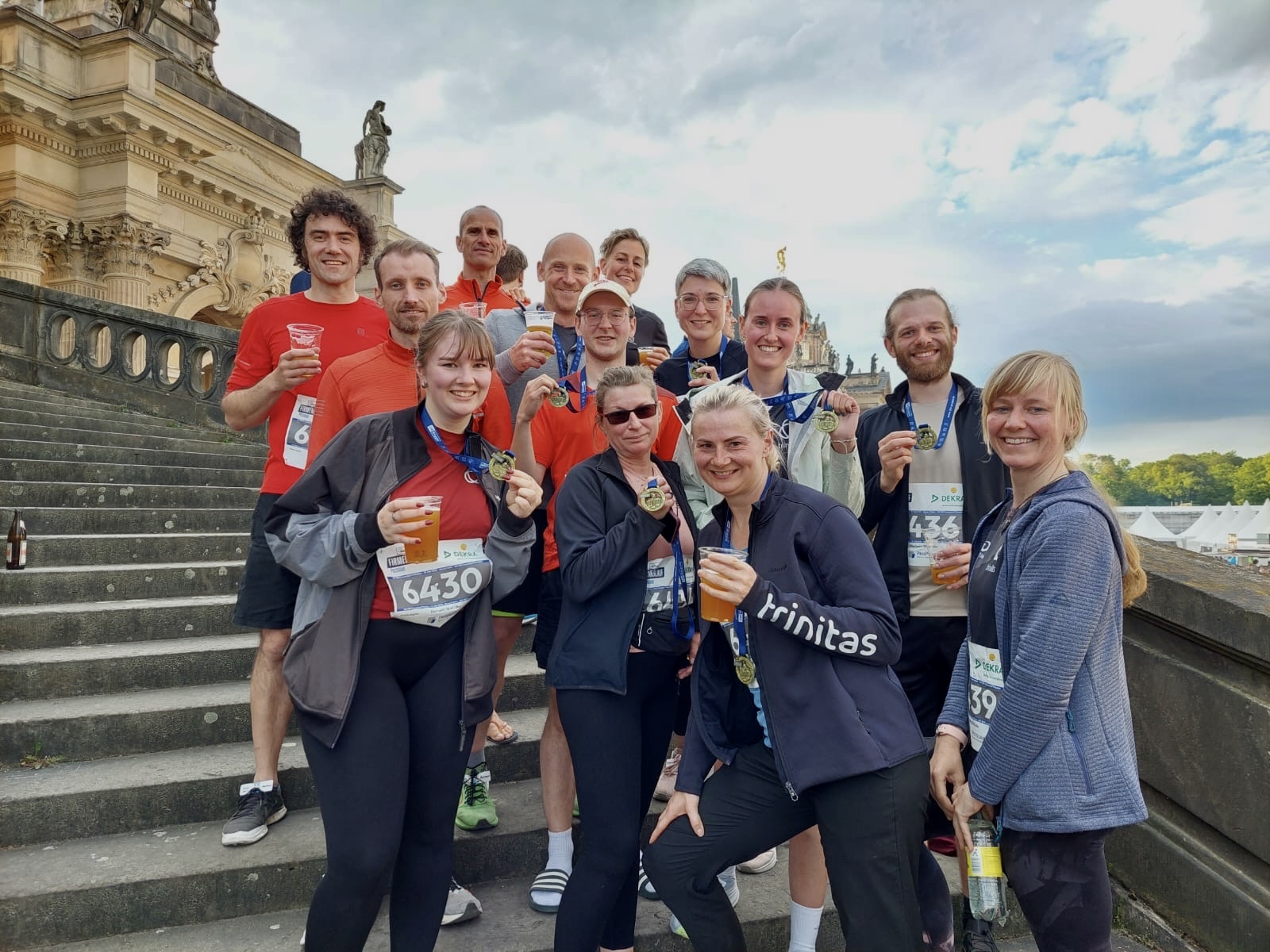 13 Leute aus dem Team auf der Treppe am neuen Palais