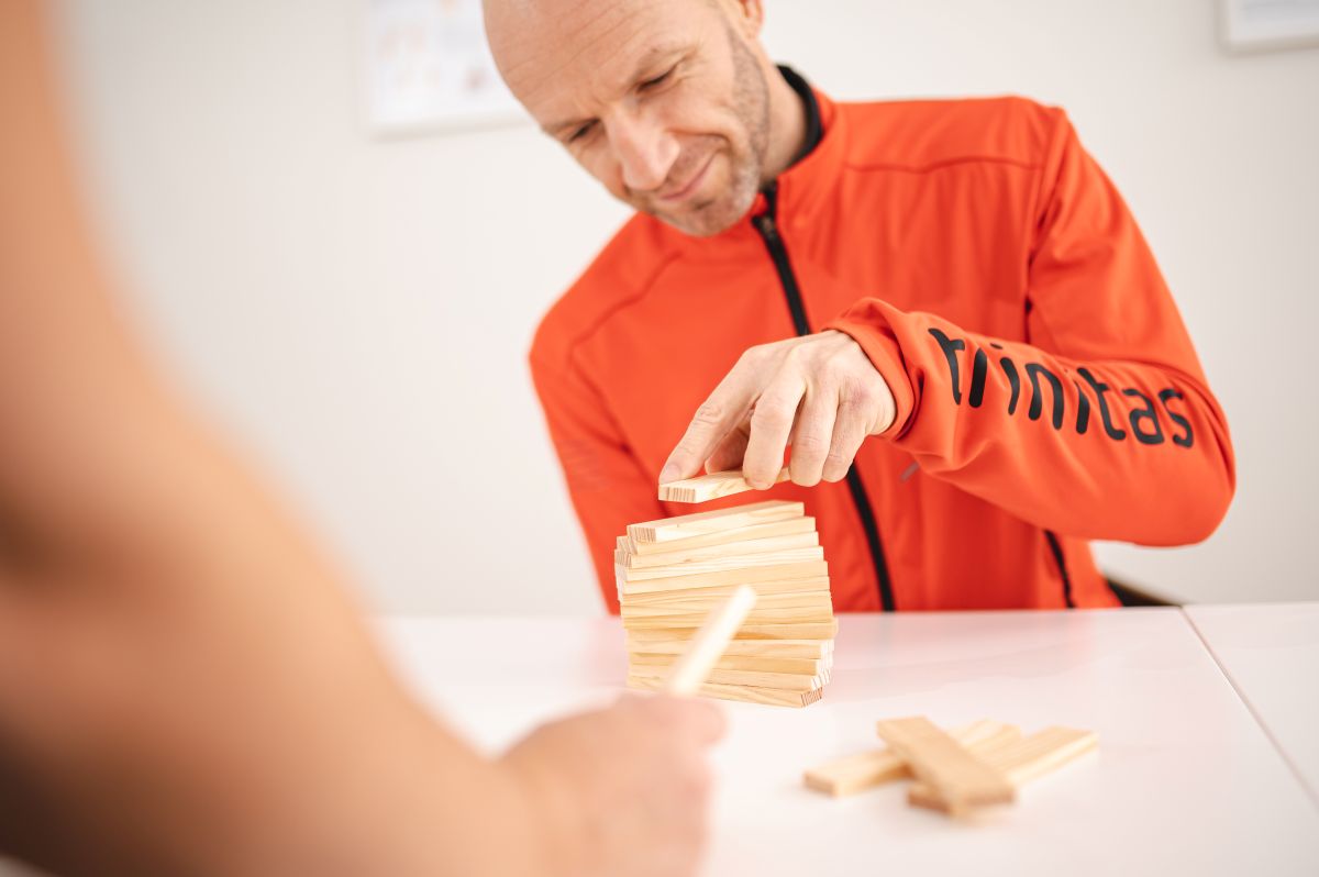 Patient stapelt kleine Holzteile
