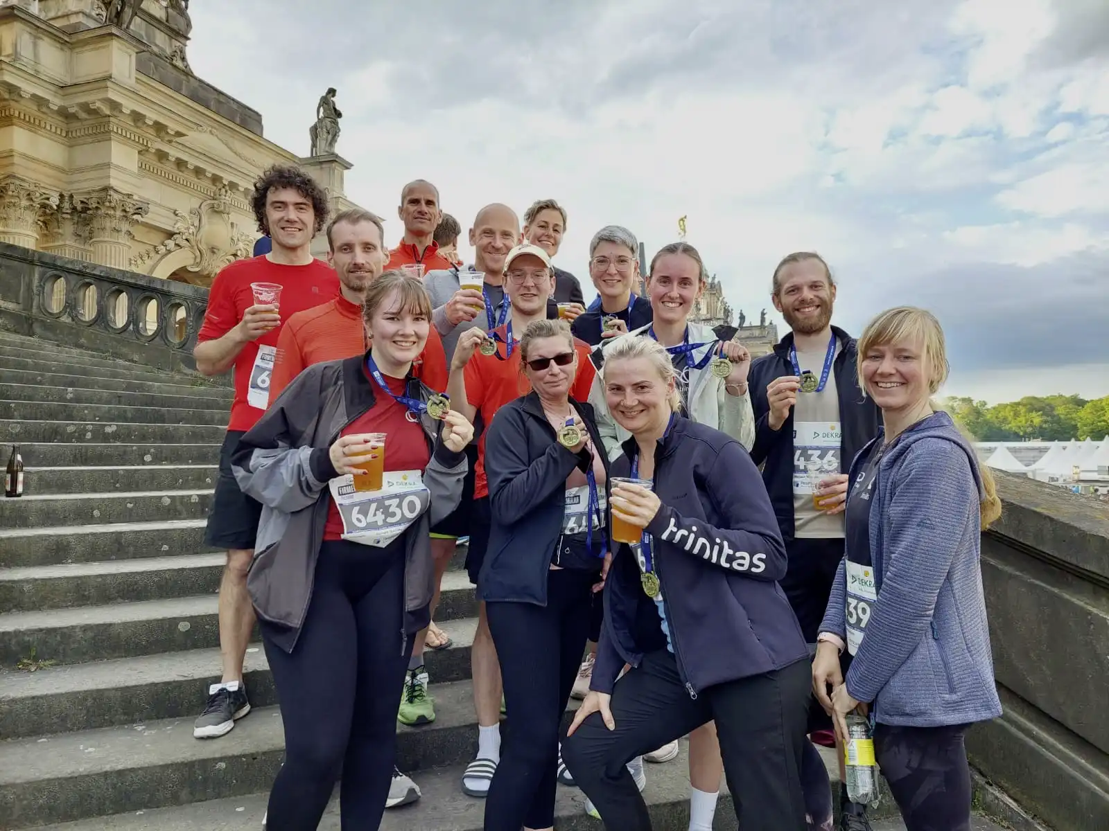 13 Leute aus dem Team auf der Treppe am neuen Palais