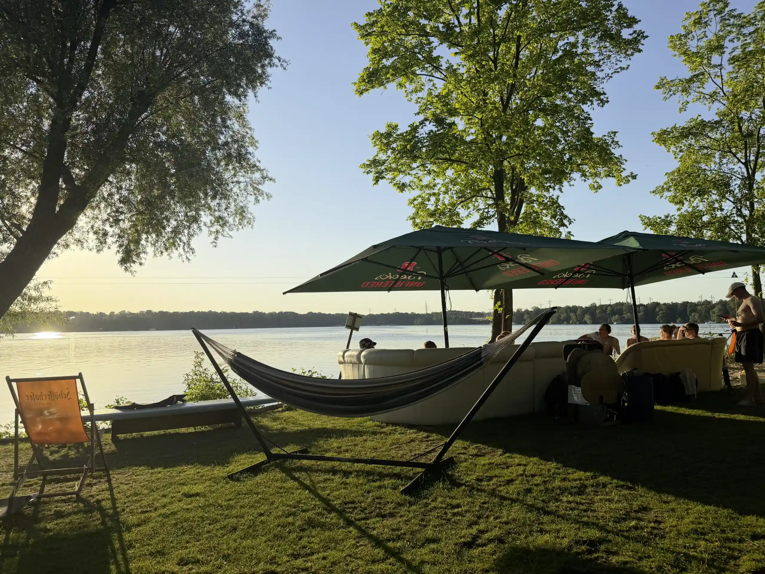 templiner see, Hängematte, Mitarbeiter im Hintergrund