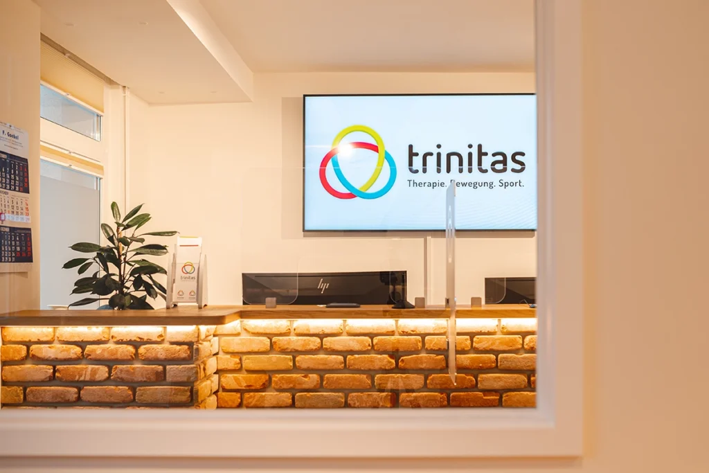Eingangsbereich von trinitas in Werder (Havel) mit Zugang zur Physio- Ergo- und Trainingstherapie.